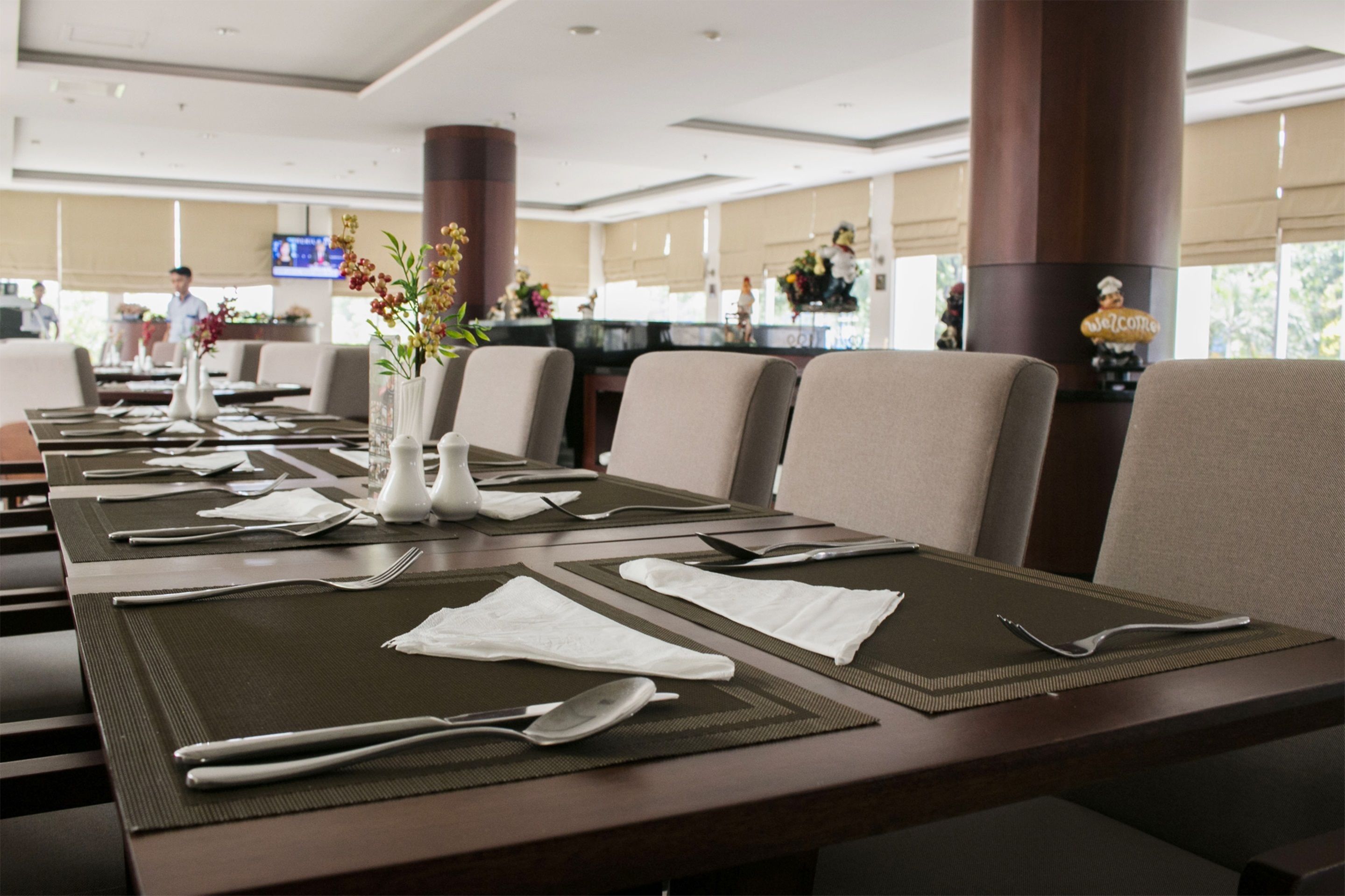 breakfast, lunch, dinner served; international cuisine