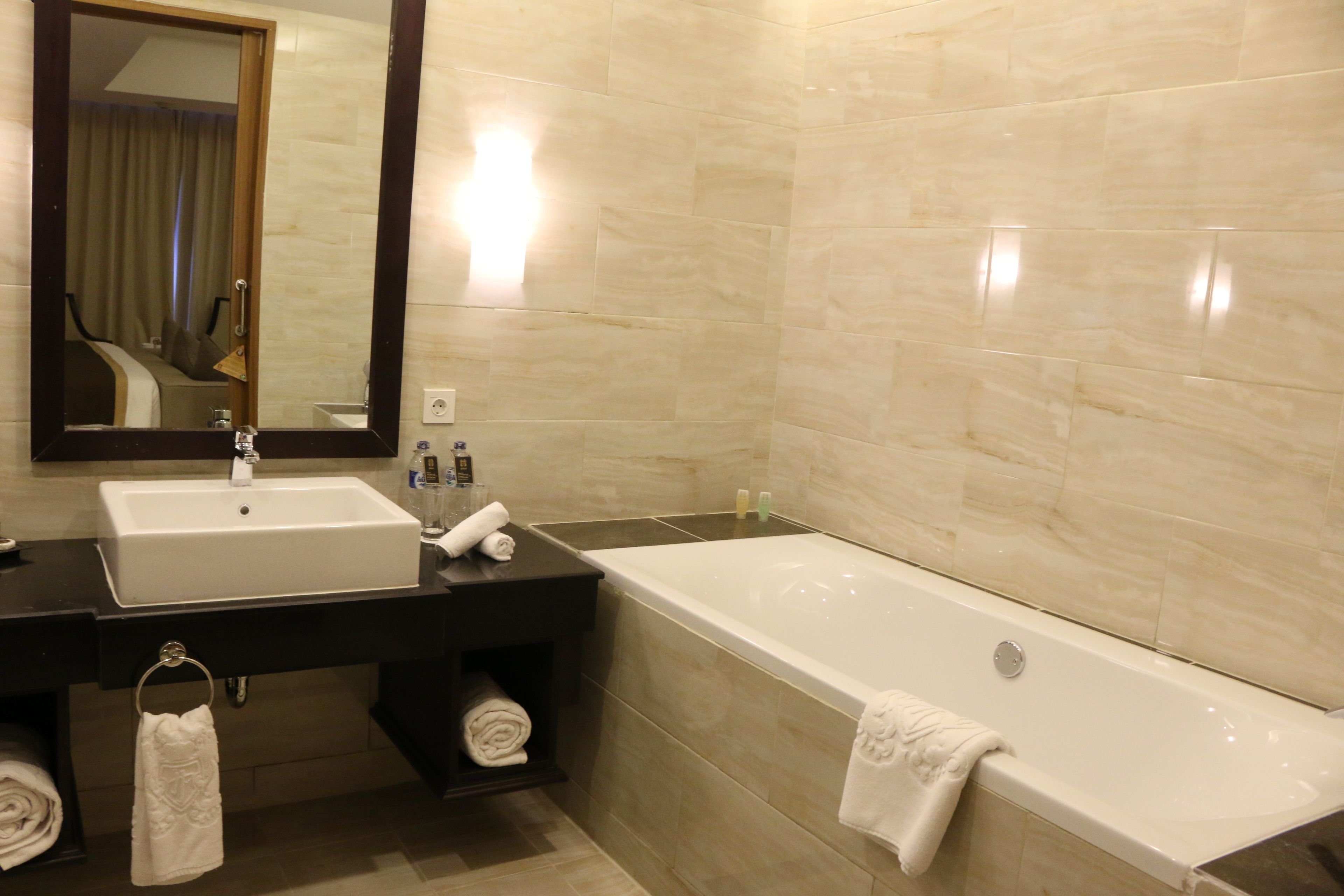 deluxe room | bathroom | combined shower/bathtub, free toiletries, hair dryer, bathrobes