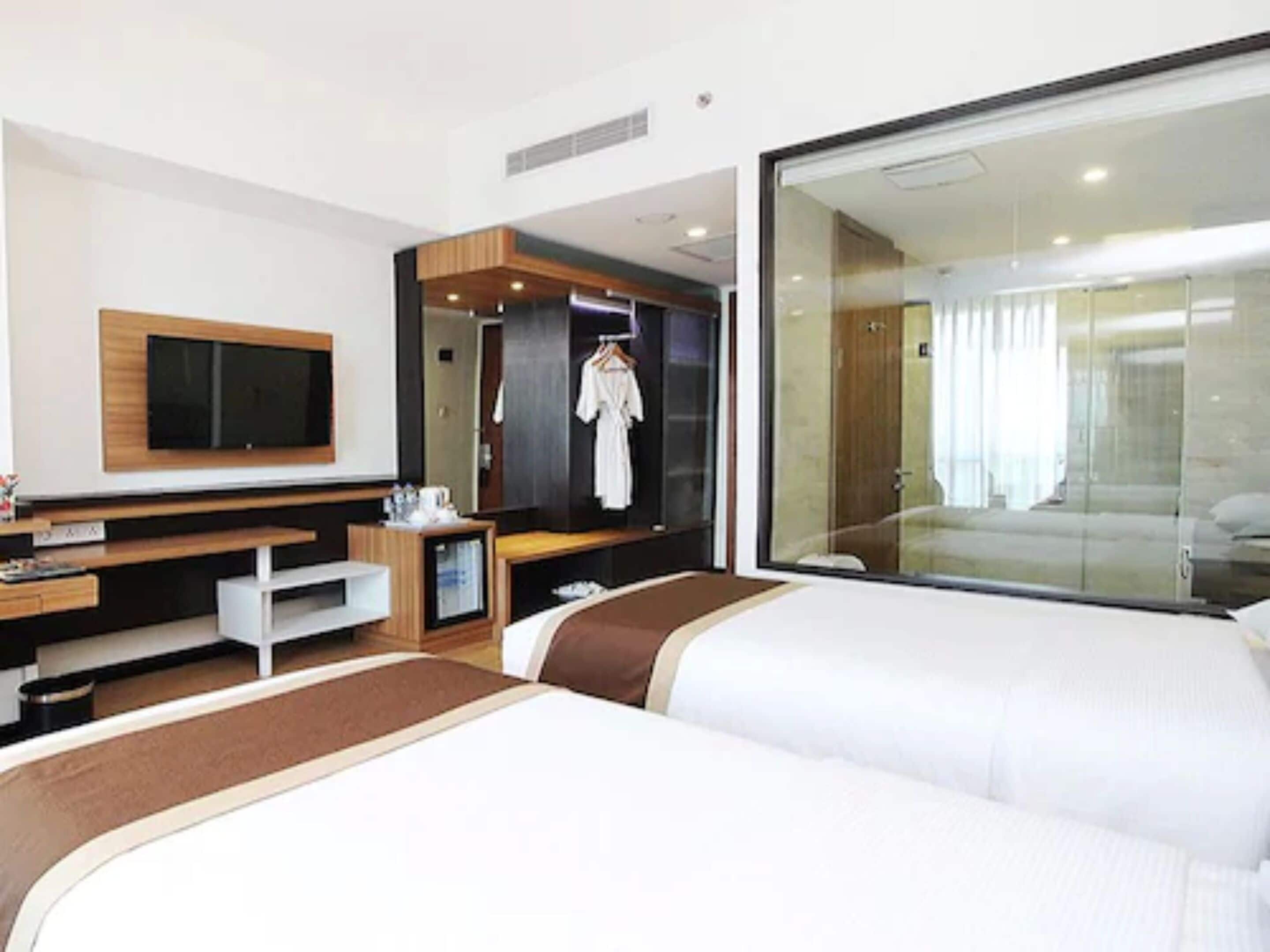 Superior Room | Minibar, in-room safe, desk, blackout drapes