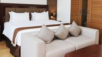 Chambre Deluxe | Minibar, coffres-forts dans les chambres, bureau, rideaux occultants