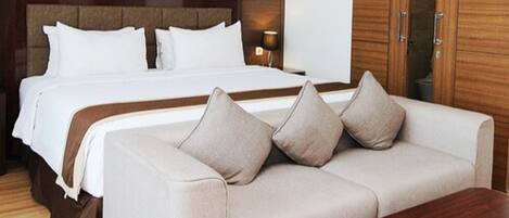 Deluxe Room | Minibar, in-room safe, desk, blackout curtains