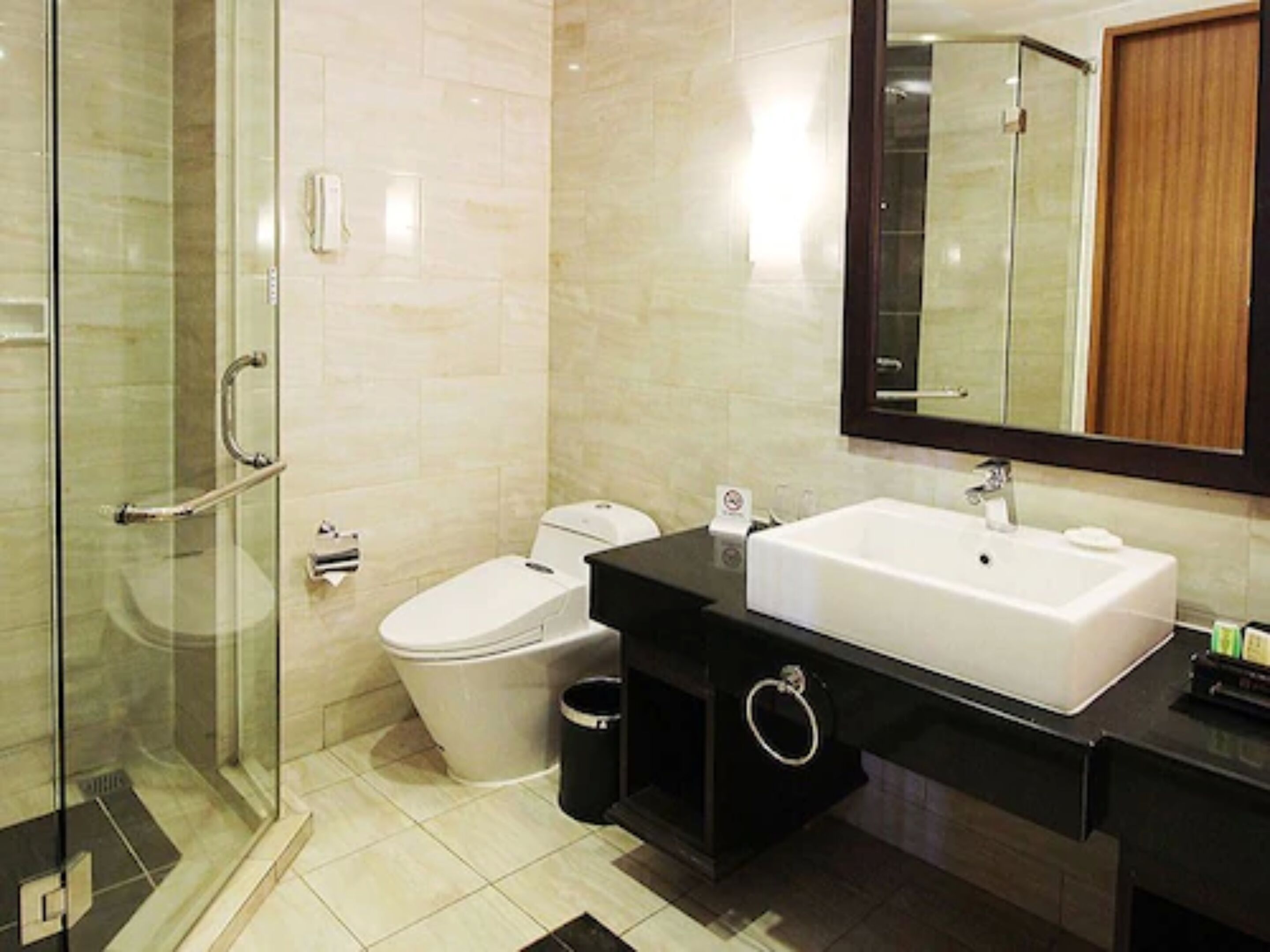 deluxe room | bathroom sink