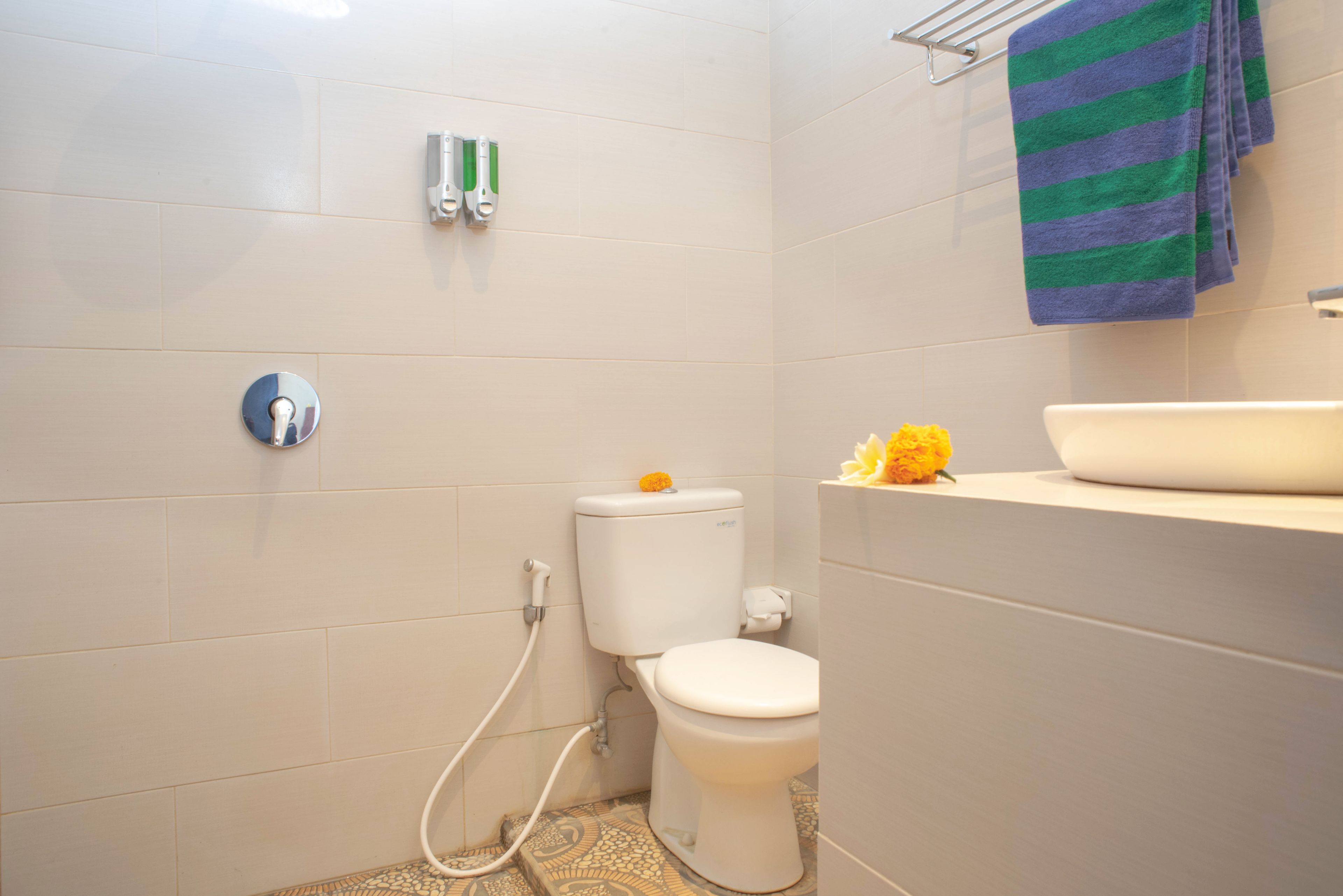 Un baño con inodoro, lavabo y ducha.