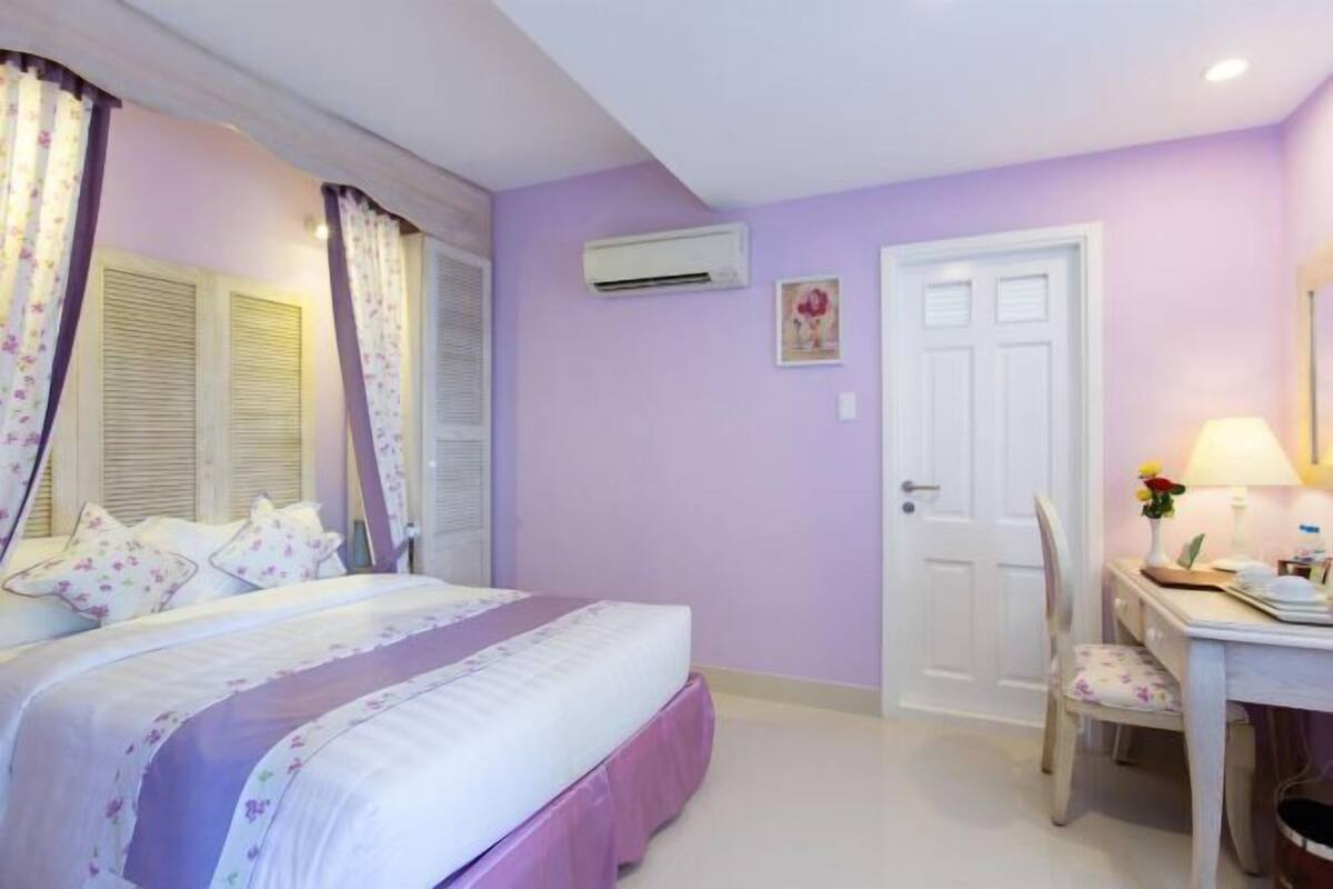Premium bedding, minibar, in-room safe, desk