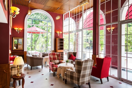 Lobby sitting area. Hotel L Odeon Phu My Hung