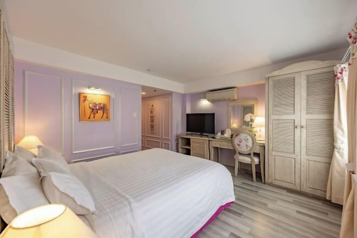 Premium bedding, down duvets, minibar, in-room safe
