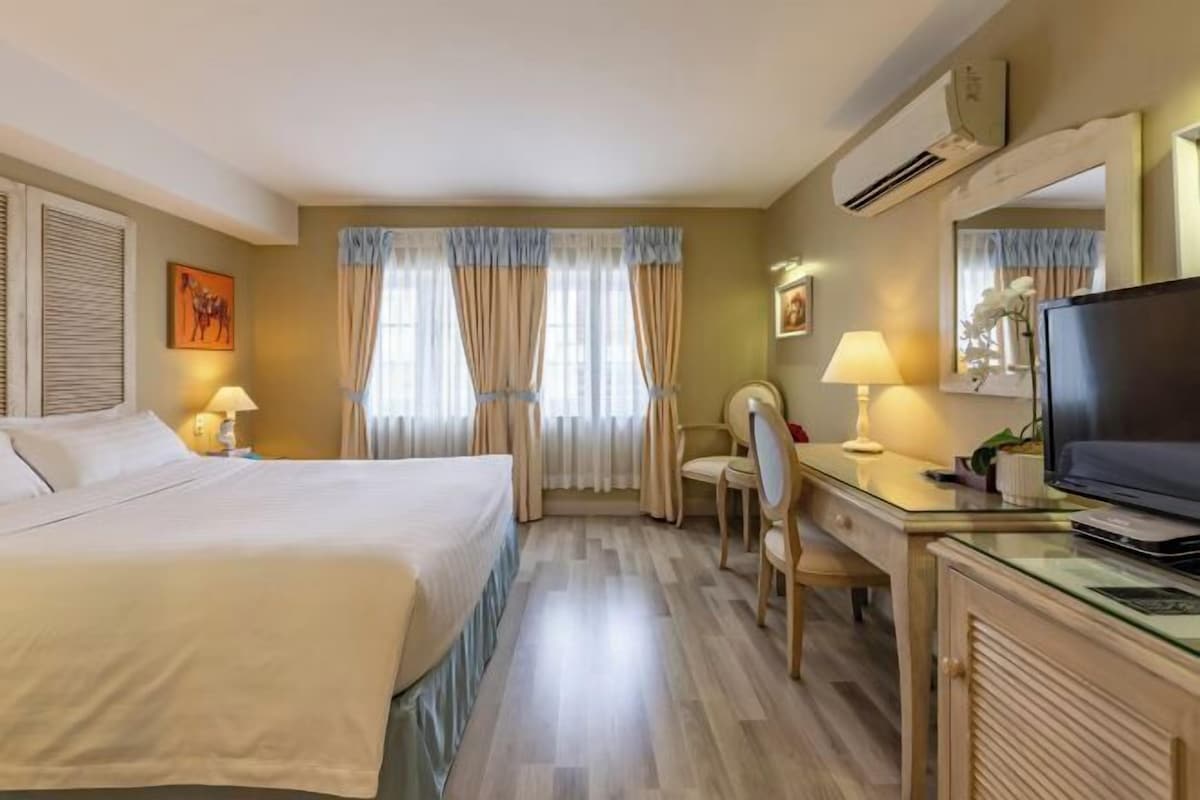 Premium bedding, down duvets, minibar, in-room safe