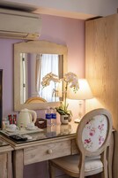 Ropa de cama de alta calidad, cubrecamas y minibar