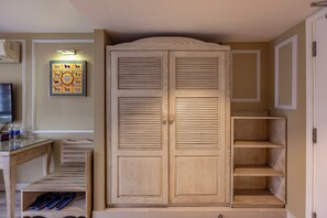 Habitación empresarial - 1 cama matrimonial o 2 individuales, balcón | Ropa de cama de alta calidad, edredón y minibar