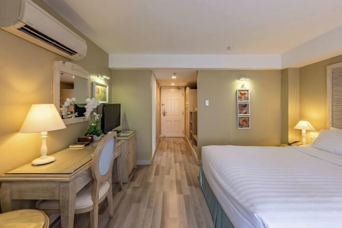 Premium bedding, down duvets, minibar, in-room safe