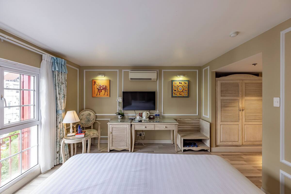Premium bedding, minibar, in-room safe, desk