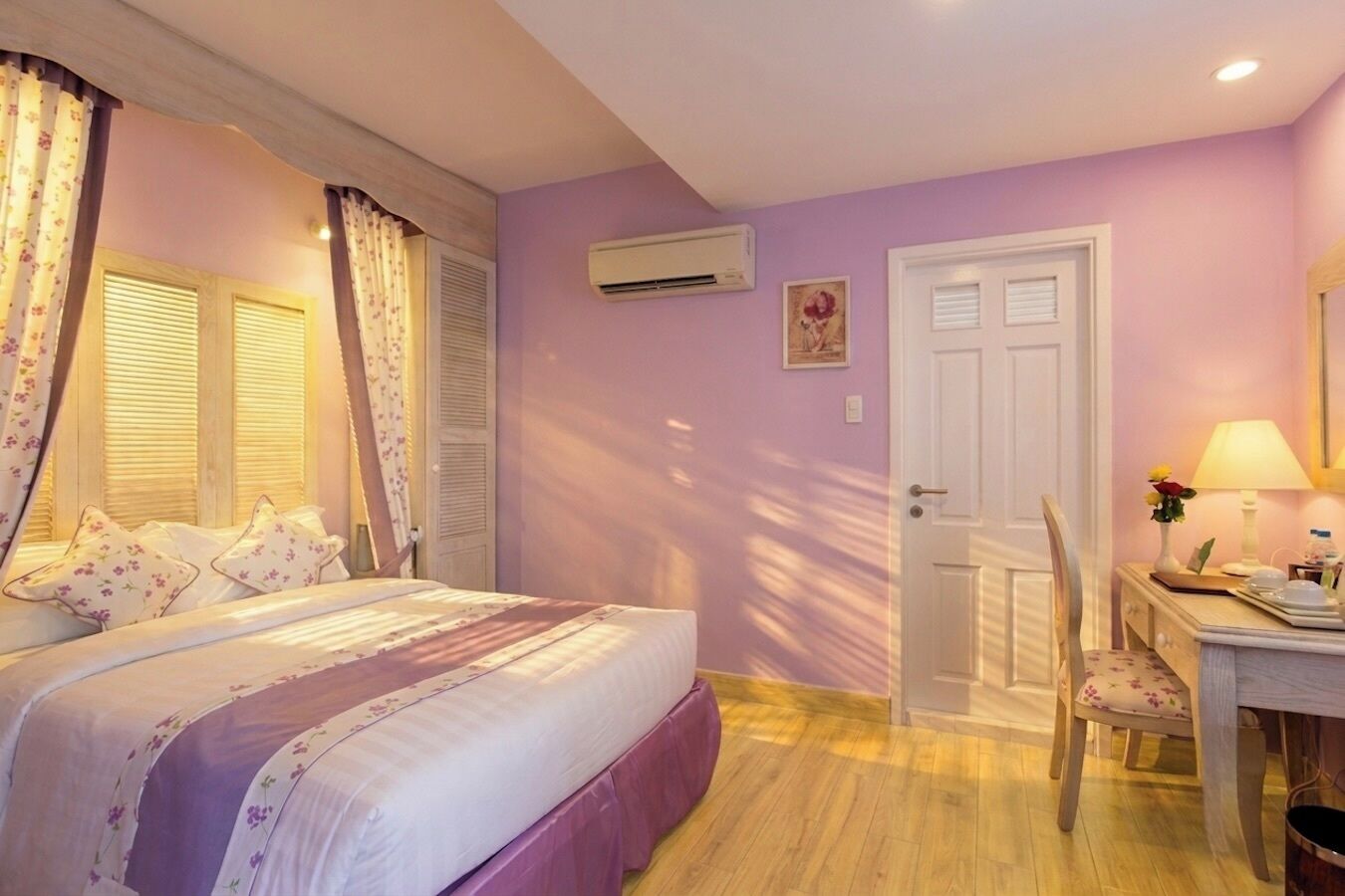 Kamar Single Superior | Seprai premium, minibar, brankas, dan meja kerja