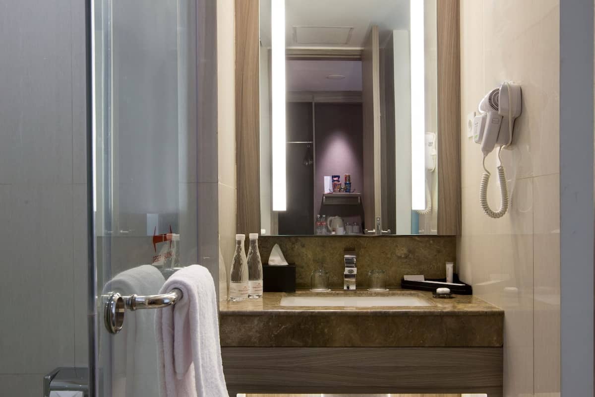 Amenidades de baño gratuitas, secadora de cabello, pantuflas, toallas