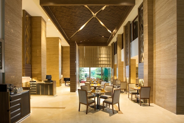 Breakfast, lunch, dinner served; international cuisine