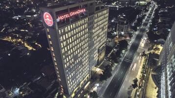 Un hôtel de grande hauteur, doté d’une enseigne bien visible, de nombreux étages et d’une façade bien éclairée.