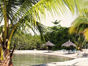 Ubicación a pie de playa, cabañas de playa, tumbonas y submarinismo
