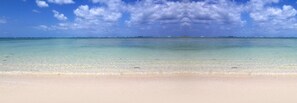 Sulla spiaggia, cabine (a pagamento), lettini da mare