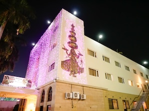 Fachada da propriedade à noite