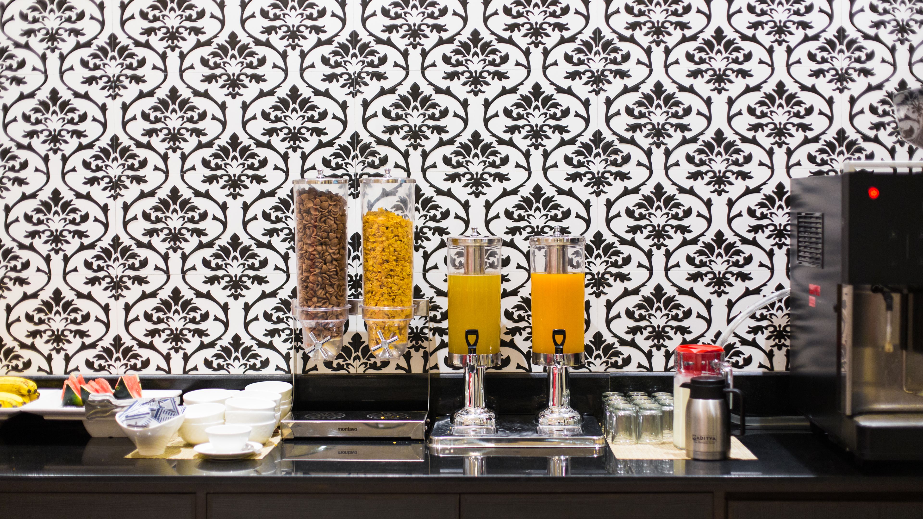 Sarapan prasmanan setiap hari (INR 350.00 per orang)