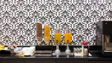 Sarapan prasmanan setiap hari (INR 350.00 per orang)