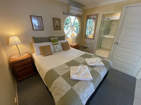 Luxury Cottage, 1 Queen Bed, Non Smoking, Garden Area | 1 bedroom, premium bedding, down comforters, individually decorated - Curtis Cottage (Tamborine Mountain)