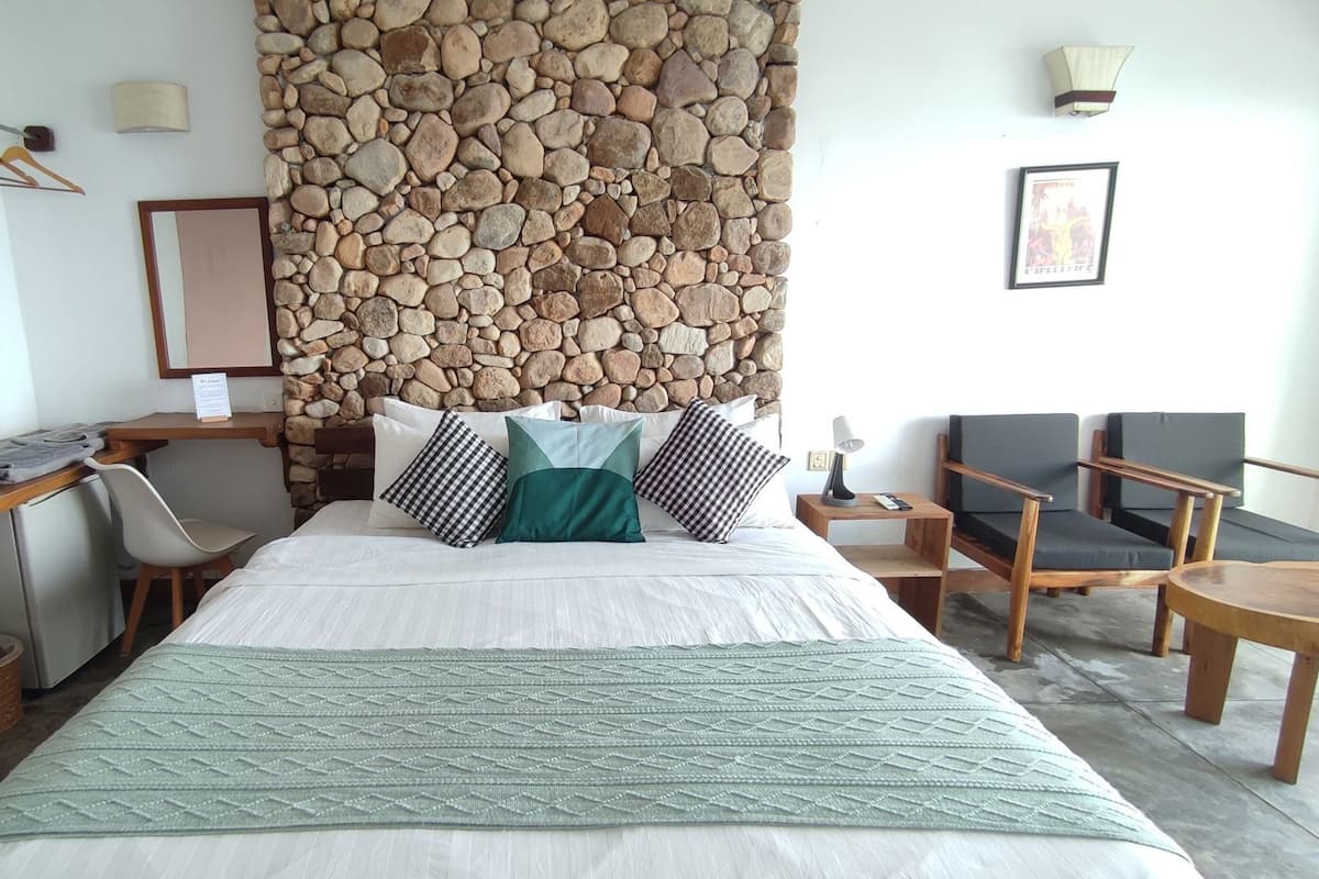 Minibar, escritorio, cortinas blackout y insonorización