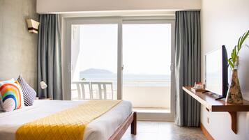 Chambre Double Supérieure, balcon, vue mer | 1 chambre, minibar, bureau, rideaux occultants