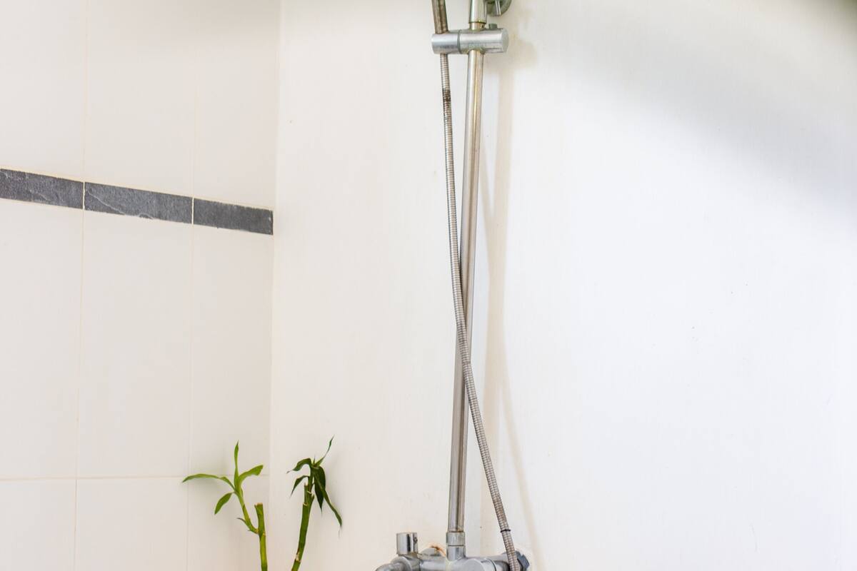 deluxe double room, bathtub, sea view | bathroom | shower, rainfall showerhead, free toiletries, hair dryer