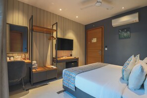 Standard Room | Minibar, in-room safe, desk, laptop workspace - Hotel Blue Stone - Nehru Place (New Delhi)