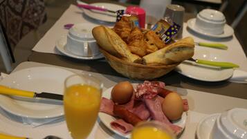 Petit déjeuner continental (12.50 EUR par personne)