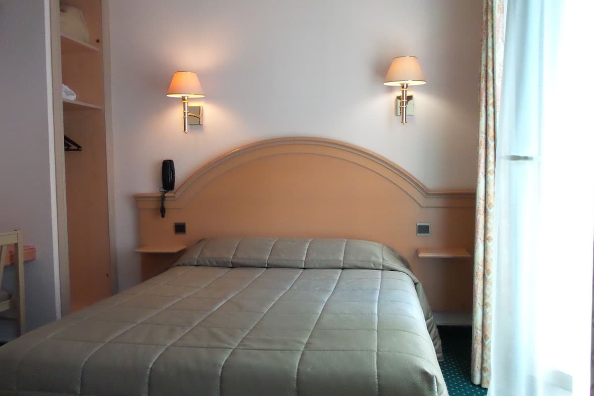 In-room safe, desk, soundproofing, iron/ironing board