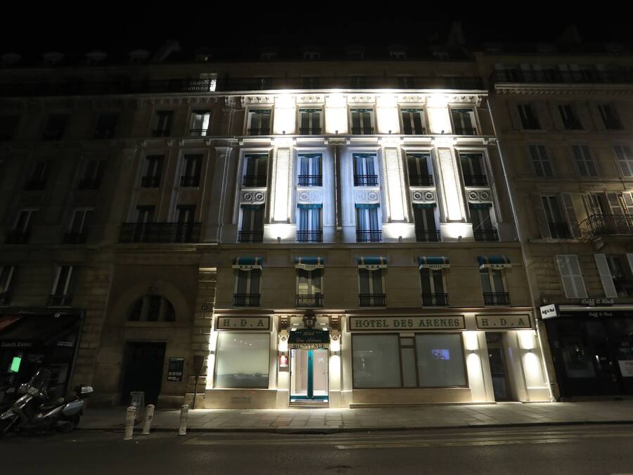 Voorkant accommodatie - avond/nacht