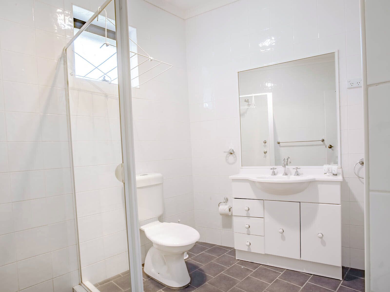 Un bagno moderno con WC, lavabo e specchio.