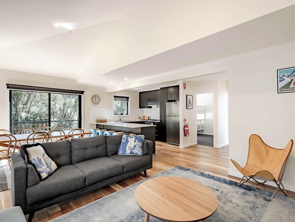 Deluxe 3 Bedroom Loft-Style Lodge | Living area