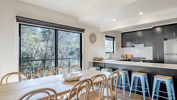 Deluxe 3 Bedroom Loft-Style Lodge | In-room dining