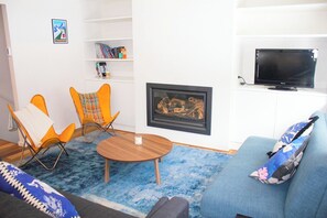 Deluxe 3 Bedroom Loft-Style Lodge | Living area