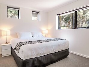 Deluxe 3 Bedroom Loft-Style Lodge