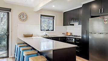 Hus – deluxe, 3 soverom (Loft-Style Lodge) | Eget kjøkken | Kaffetrakter/tekoker