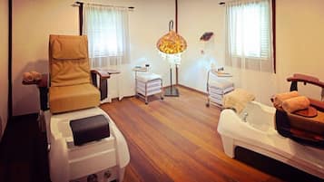 Couples treatment room(s), body treatments, aromatherapy