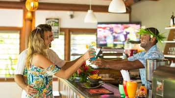 2 bars, bar en milieu de piscine, bar en bord de piscine, bar de plage