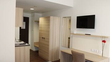 Kamar Double Standar | Minibar, meja kerja, tirai kedap cahaya, dan kedap suara