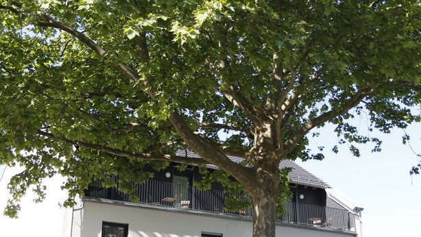 A two-story building with a balcony on the upper floor. - Prime 20 Serviced Apartments (Frankfurt)