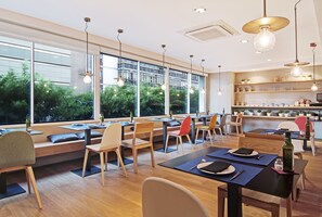 بوفيه فطور يوميًا بتكلفة قدرها (12 EUR للشخص)