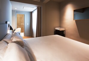 Hochwertige Bettwaren, Daunenbettdecken, Minibar, Zimmersafe