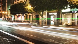 A multi-story hotel with balconies, a decorative facade, and a street view with passing cars. - One Shot Colón (Valencia)