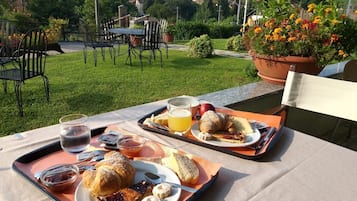 Colazione a buffet, servita tutte le mattine (7 EUR a persona) 