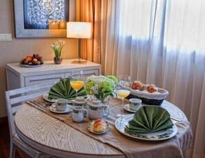 Petit déjeuner continental (8 EUR par personne)