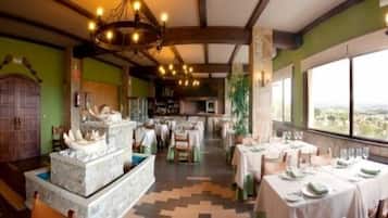 Serveert lunch en diner, lokale gerechten