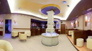 Un hall d’entrée avec une fontaine centrale, des espaces de détente et un bar.