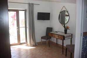 Standard Double Room | Minibar, in-room safe, desk, blackout drapes - Casetta Minghitto (Anacapri)